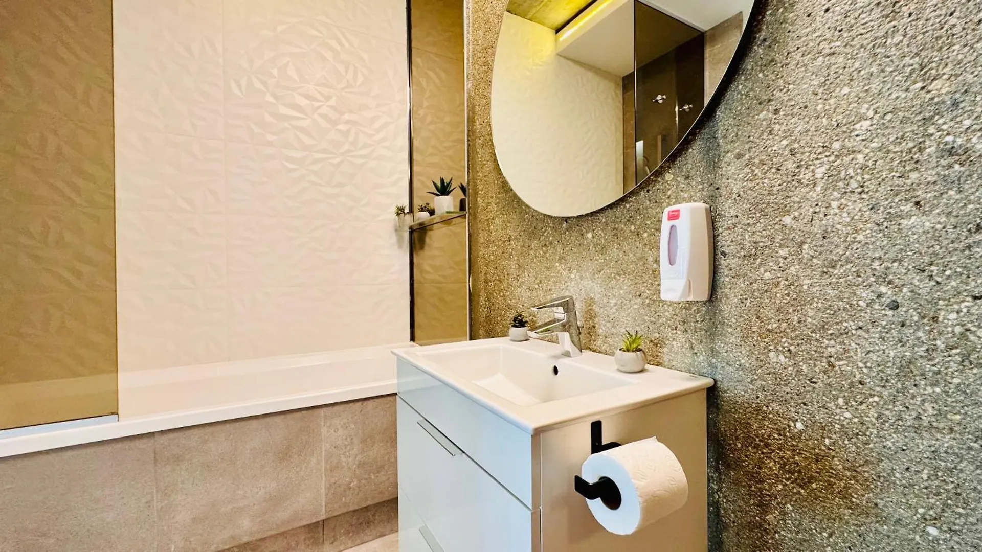 Premium Urban Stay - Light Filled 1Br With Balcony Bukarest