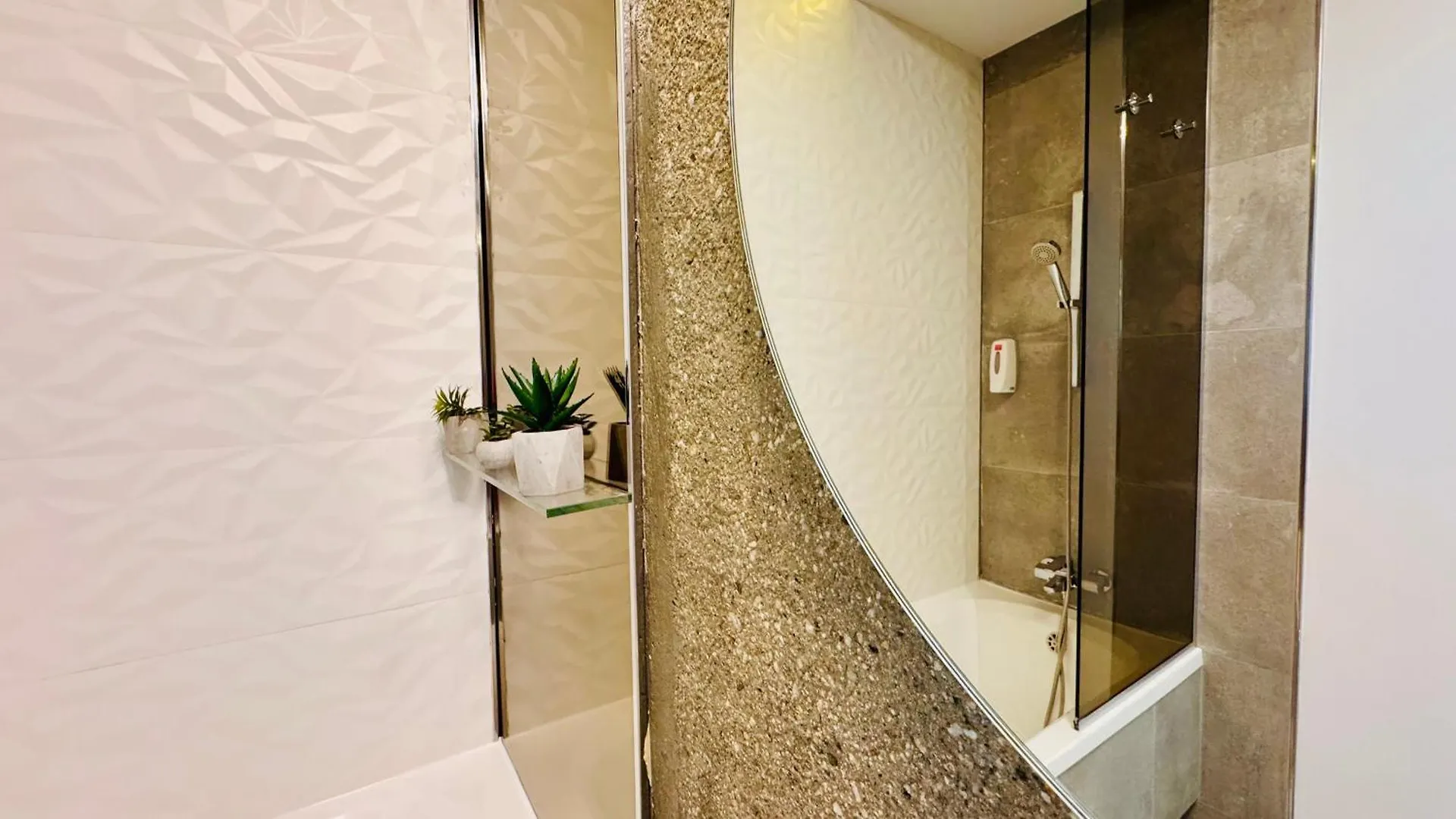 Premium Urban Stay - Light Filled 1Br With Balcony Bukarest Rumänien